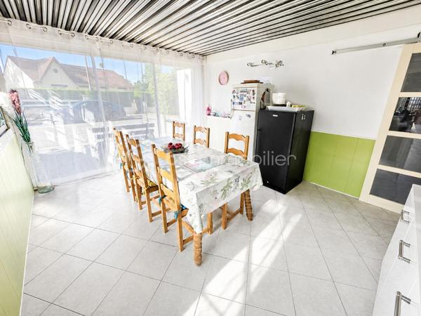 ✨ EXCLUSIVITÉ BSK IMMOBILIER – Stéphanie MASSON ✨

🏡 Maison lumineuse de 120 m² – Vie de plain-pied – Suite parentale – Garage & dépendances

Située sur la commune d’Arreux, venez découvrir cette agréable maison créée 2000, offrant un cadre de vie calme et confortable, idéal pour une famille ou pour une personne recherchant une vie de plain-pied.

Dès l’entrée, vous serez séduits par sa luminosité et son excellent état d’entretien. Cette maison atypique propose au rez-de-chaussée une belle pièce de vie avec salon/séjour chaleureux, une cuisine équipée, ainsi qu’une véranda permettant de profiter d’un espace supplémentaire tourné vers l’extérieur.

Toujours au rez-de-chaussée, vous trouverez une chambre avec dressing, une salle de douche avec rangements intégrés, un WC indépendant, ainsi qu’un garage une voiture avec accès direct depuis la cuisine, un véritable confort au quotidien.
Sa configuration permet également de répondre facilement à un projet nécessitant une accessibilité PMR.

À l’étage, laissez-vous surprendre par un véritable espace parental indépendant comprenant une grande suite avec dressing, une salle de bain privative avec WC ainsi qu’un espace grenier permettant du rangement complémentaire.

Côté extérieur, vous profiterez à l’arrière d’un agréable coin terrasse intimiste, idéal pour les moments de détente, donnant accès à un jardinet d’environ 100 m², facile d’entretien.

🔹 Les + de cette maison :
✔ Maison très bien entretenue
✔ Vie de plain-pied possible
✔ Très lumineuse
✔ Secteur calme et environnement agréable
✔ Terrain entièrement clos, idéal pour enfants et animaux
✔ Agréable extérieur facile d’entretien avec terrasse et jardinet
✔ Garage + dépendances pour davantage de stockage
✔ Adoucisseur d’eau
✔ Isolation extérieure réalisée en mai 2026
✔ Descentes d’eau remplacées en 2026
✔ Chauffage central fuel + pompe à chaleur réversible/climatisation à l’étage
✔ Diagnostic énergétique : D
✔ Aucune anomalie électrique
✔ Absence d’amiante et de plomb

Fosse septique non conforme.

Taxe foncière 750€/an

Une maison où il ne reste plus qu’à poser ses meubles, alliant confort, fonctionnalité et tranquillité.

📞 Une visite s’impose, contactez-moi pour découvrir votre futur chez-vous.
Stéphanie MASSON – BSK Immobilier