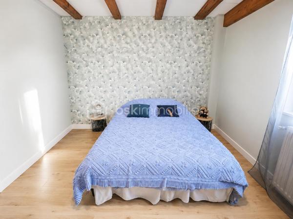 ✨ EXCLUSIVITÉ BSK IMMOBILIER – Stéphanie MASSON ✨

🏡 Maison lumineuse de 120 m² – Vie de plain-pied – Suite parentale – Garage & dépendances

Située sur la commune d’Arreux, venez découvrir cette agréable maison créée 2000, offrant un cadre de vie calme et confortable, idéal pour une famille ou pour une personne recherchant une vie de plain-pied.

Dès l’entrée, vous serez séduits par sa luminosité et son excellent état d’entretien. Cette maison atypique propose au rez-de-chaussée une belle pièce de vie avec salon/séjour chaleureux, une cuisine équipée, ainsi qu’une véranda permettant de profiter d’un espace supplémentaire tourné vers l’extérieur.

Toujours au rez-de-chaussée, vous trouverez une chambre avec dressing, une salle de douche avec rangements intégrés, un WC indépendant, ainsi qu’un garage une voiture avec accès direct depuis la cuisine, un véritable confort au quotidien.
Sa configuration permet également de répondre facilement à un projet nécessitant une accessibilité PMR.

À l’étage, laissez-vous surprendre par un véritable espace parental indépendant comprenant une grande suite avec dressing, une salle de bain privative avec WC ainsi qu’un espace grenier permettant du rangement complémentaire.

Côté extérieur, vous profiterez à l’arrière d’un agréable coin terrasse intimiste, idéal pour les moments de détente, donnant accès à un jardinet d’environ 100 m², facile d’entretien.

🔹 Les + de cette maison :
✔ Maison très bien entretenue
✔ Vie de plain-pied possible
✔ Très lumineuse
✔ Secteur calme et environnement agréable
✔ Terrain entièrement clos, idéal pour enfants et animaux
✔ Agréable extérieur facile d’entretien avec terrasse et jardinet
✔ Garage + dépendances pour davantage de stockage
✔ Adoucisseur d’eau
✔ Isolation extérieure réalisée en mai 2026
✔ Descentes d’eau remplacées en 2026
✔ Chauffage central fuel + pompe à chaleur réversible/climatisation à l’étage
✔ Diagnostic énergétique : D
✔ Aucune anomalie électrique
✔ Absence d’amiante et de plomb

Fosse septique non conforme.

Taxe foncière 750€/an

Une maison où il ne reste plus qu’à poser ses meubles, alliant confort, fonctionnalité et tranquillité.

📞 Une visite s’impose, contactez-moi pour découvrir votre futur chez-vous.
Stéphanie MASSON – BSK Immobilier