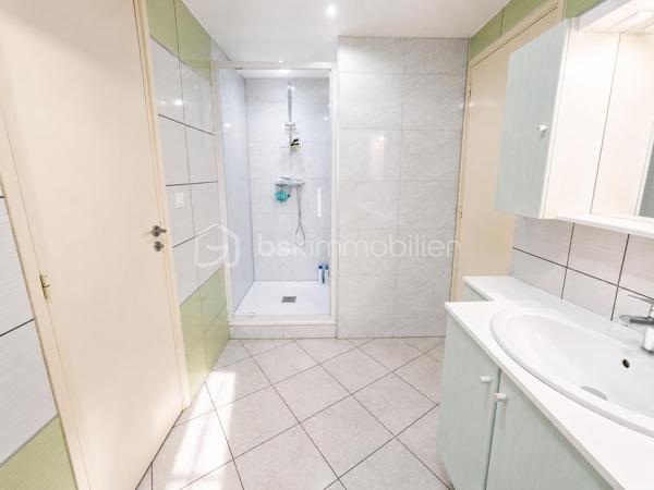 ✨ EXCLUSIVITÉ BSK IMMOBILIER – Stéphanie MASSON ✨

🏡 Maison lumineuse de 120 m² – Vie de plain-pied – Suite parentale – Garage & dépendances

Située sur la commune d’Arreux, venez découvrir cette agréable maison créée 2000, offrant un cadre de vie calme et confortable, idéal pour une famille ou pour une personne recherchant une vie de plain-pied.

Dès l’entrée, vous serez séduits par sa luminosité et son excellent état d’entretien. Cette maison atypique propose au rez-de-chaussée une belle pièce de vie avec salon/séjour chaleureux, une cuisine équipée, ainsi qu’une véranda permettant de profiter d’un espace supplémentaire tourné vers l’extérieur.

Toujours au rez-de-chaussée, vous trouverez une chambre avec dressing, une salle de douche avec rangements intégrés, un WC indépendant, ainsi qu’un garage une voiture avec accès direct depuis la cuisine, un véritable confort au quotidien.
Sa configuration permet également de répondre facilement à un projet nécessitant une accessibilité PMR.

À l’étage, laissez-vous surprendre par un véritable espace parental indépendant comprenant une grande suite avec dressing, une salle de bain privative avec WC ainsi qu’un espace grenier permettant du rangement complémentaire.

Côté extérieur, vous profiterez à l’arrière d’un agréable coin terrasse intimiste, idéal pour les moments de détente, donnant accès à un jardinet d’environ 100 m², facile d’entretien.

🔹 Les + de cette maison :
✔ Maison très bien entretenue
✔ Vie de plain-pied possible
✔ Très lumineuse
✔ Secteur calme et environnement agréable
✔ Terrain entièrement clos, idéal pour enfants et animaux
✔ Agréable extérieur facile d’entretien avec terrasse et jardinet
✔ Garage + dépendances pour davantage de stockage
✔ Adoucisseur d’eau
✔ Isolation extérieure réalisée en mai 2026
✔ Descentes d’eau remplacées en 2026
✔ Chauffage central fuel + pompe à chaleur réversible/climatisation à l’étage
✔ Diagnostic énergétique : D
✔ Aucune anomalie électrique
✔ Absence d’amiante et de plomb

Fosse septique non conforme.

Taxe foncière 750€/an

Une maison où il ne reste plus qu’à poser ses meubles, alliant confort, fonctionnalité et tranquillité.

📞 Une visite s’impose, contactez-moi pour découvrir votre futur chez-vous.
Stéphanie MASSON – BSK Immobilier