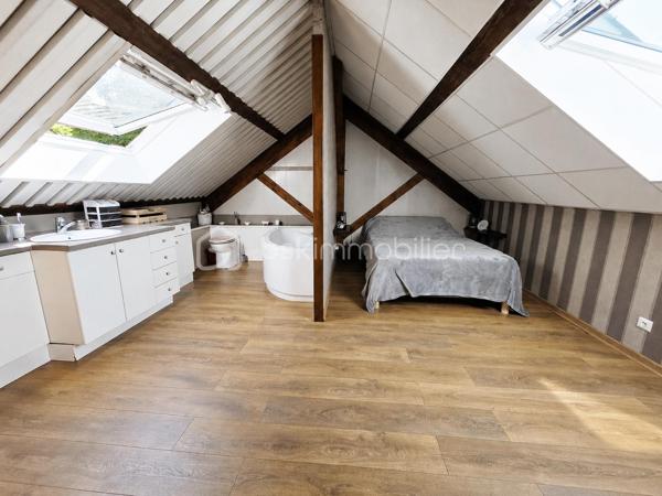 ✨ EXCLUSIVITÉ BSK IMMOBILIER – Stéphanie MASSON ✨

🏡 Maison lumineuse de 120 m² – Vie de plain-pied – Suite parentale – Garage & dépendances

Située sur la commune d’Arreux, venez découvrir cette agréable maison créée 2000, offrant un cadre de vie calme et confortable, idéal pour une famille ou pour une personne recherchant une vie de plain-pied.

Dès l’entrée, vous serez séduits par sa luminosité et son excellent état d’entretien. Cette maison atypique propose au rez-de-chaussée une belle pièce de vie avec salon/séjour chaleureux, une cuisine équipée, ainsi qu’une véranda permettant de profiter d’un espace supplémentaire tourné vers l’extérieur.

Toujours au rez-de-chaussée, vous trouverez une chambre avec dressing, une salle de douche avec rangements intégrés, un WC indépendant, ainsi qu’un garage une voiture avec accès direct depuis la cuisine, un véritable confort au quotidien.
Sa configuration permet également de répondre facilement à un projet nécessitant une accessibilité PMR.

À l’étage, laissez-vous surprendre par un véritable espace parental indépendant comprenant une grande suite avec dressing, une salle de bain privative avec WC ainsi qu’un espace grenier permettant du rangement complémentaire.

Côté extérieur, vous profiterez à l’arrière d’un agréable coin terrasse intimiste, idéal pour les moments de détente, donnant accès à un jardinet d’environ 100 m², facile d’entretien.

🔹 Les + de cette maison :
✔ Maison très bien entretenue
✔ Vie de plain-pied possible
✔ Très lumineuse
✔ Secteur calme et environnement agréable
✔ Terrain entièrement clos, idéal pour enfants et animaux
✔ Agréable extérieur facile d’entretien avec terrasse et jardinet
✔ Garage + dépendances pour davantage de stockage
✔ Adoucisseur d’eau
✔ Isolation extérieure réalisée en mai 2026
✔ Descentes d’eau remplacées en 2026
✔ Chauffage central fuel + pompe à chaleur réversible/climatisation à l’étage
✔ Diagnostic énergétique : D
✔ Aucune anomalie électrique
✔ Absence d’amiante et de plomb

Fosse septique non conforme.

Taxe foncière 750€/an

Une maison où il ne reste plus qu’à poser ses meubles, alliant confort, fonctionnalité et tranquillité.

📞 Une visite s’impose, contactez-moi pour découvrir votre futur chez-vous.
Stéphanie MASSON – BSK Immobilier