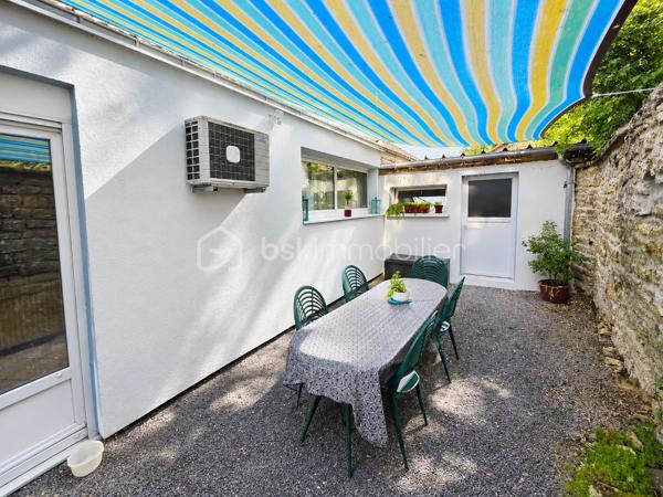 ✨ EXCLUSIVITÉ BSK IMMOBILIER – Stéphanie MASSON ✨

🏡 Maison lumineuse de 120 m² – Vie de plain-pied – Suite parentale – Garage & dépendances

Située sur la commune d’Arreux, venez découvrir cette agréable maison créée 2000, offrant un cadre de vie calme et confortable, idéal pour une famille ou pour une personne recherchant une vie de plain-pied.

Dès l’entrée, vous serez séduits par sa luminosité et son excellent état d’entretien. Cette maison atypique propose au rez-de-chaussée une belle pièce de vie avec salon/séjour chaleureux, une cuisine équipée, ainsi qu’une véranda permettant de profiter d’un espace supplémentaire tourné vers l’extérieur.

Toujours au rez-de-chaussée, vous trouverez une chambre avec dressing, une salle de douche avec rangements intégrés, un WC indépendant, ainsi qu’un garage une voiture avec accès direct depuis la cuisine, un véritable confort au quotidien.
Sa configuration permet également de répondre facilement à un projet nécessitant une accessibilité PMR.

À l’étage, laissez-vous surprendre par un véritable espace parental indépendant comprenant une grande suite avec dressing, une salle de bain privative avec WC ainsi qu’un espace grenier permettant du rangement complémentaire.

Côté extérieur, vous profiterez à l’arrière d’un agréable coin terrasse intimiste, idéal pour les moments de détente, donnant accès à un jardinet d’environ 100 m², facile d’entretien.

🔹 Les + de cette maison :
✔ Maison très bien entretenue
✔ Vie de plain-pied possible
✔ Très lumineuse
✔ Secteur calme et environnement agréable
✔ Terrain entièrement clos, idéal pour enfants et animaux
✔ Agréable extérieur facile d’entretien avec terrasse et jardinet
✔ Garage + dépendances pour davantage de stockage
✔ Adoucisseur d’eau
✔ Isolation extérieure réalisée en mai 2026
✔ Descentes d’eau remplacées en 2026
✔ Chauffage central fuel + pompe à chaleur réversible/climatisation à l’étage
✔ Diagnostic énergétique : D
✔ Aucune anomalie électrique
✔ Absence d’amiante et de plomb

Fosse septique non conforme.

Taxe foncière 750€/an

Une maison où il ne reste plus qu’à poser ses meubles, alliant confort, fonctionnalité et tranquillité.

📞 Une visite s’impose, contactez-moi pour découvrir votre futur chez-vous.
Stéphanie MASSON – BSK Immobilier