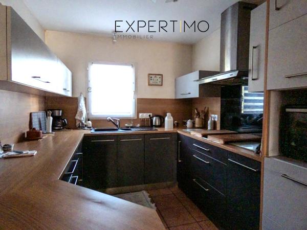 La Roche-sur-Yon (85000) Maison de 2001 – 4 chambres, 116 m² habitables sur 724 m² de terrain clos, sans vis-à-vis.