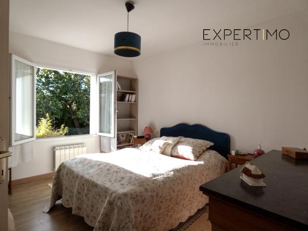 La Roche-sur-Yon (85000) Maison de 2001 – 4 chambres, 116 m² habitables sur 724 m² de terrain clos, sans vis-à-vis.