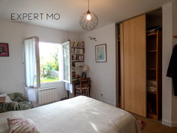 La Roche-sur-Yon (85000) Maison de 2001 – 4 chambres, 116 m² habitables sur 724 m² de terrain clos, sans vis-à-vis.