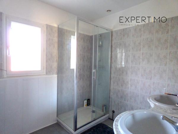 La Roche-sur-Yon (85000) Maison de 2001 – 4 chambres, 116 m² habitables sur 724 m² de terrain clos, sans vis-à-vis.