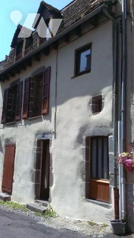 En centre-ville de MAURIAC (Cantal), un petit immeuble de ville comprenant:
- au rez-de-chauss...