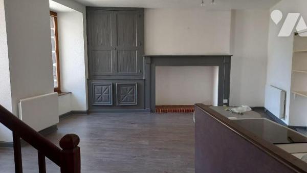 En centre-ville de MAURIAC (Cantal), un petit immeuble de ville comprenant:
- au rez-de-chauss...