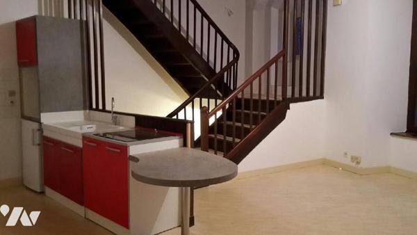 En centre-ville de MAURIAC (Cantal), un petit immeuble de ville comprenant:
- au rez-de-chauss...