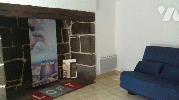 En centre-ville de MAURIAC (Cantal), un petit immeuble de ville comprenant:
- au rez-de-chauss...