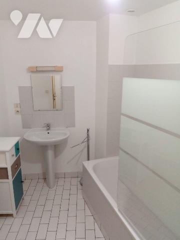 En centre-ville de MAURIAC (Cantal), un petit immeuble de ville comprenant:
- au rez-de-chauss...