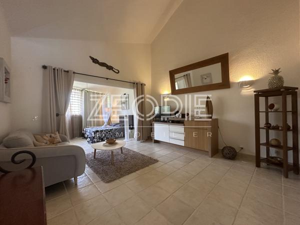 Saint-François (97118) Villa résidence Karukera de 76m² environ sur un terrain de 380m² avec piscine.