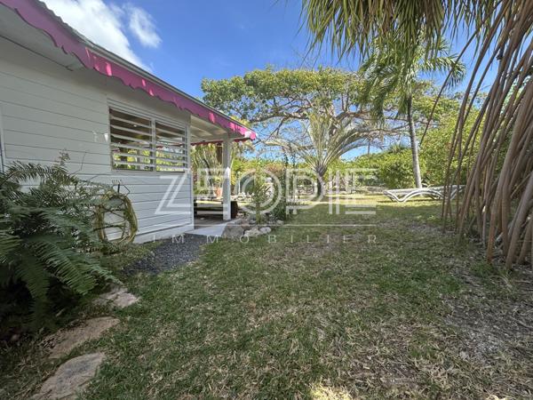 Saint-François (97118) Villa résidence Karukera de 76m² environ sur un terrain de 380m² avec piscine.