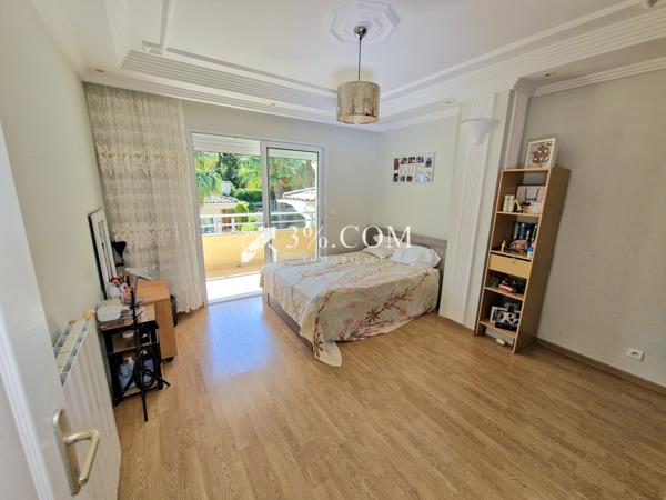 Villa 15 pièce(s) 11 chambre(s) 300 m²