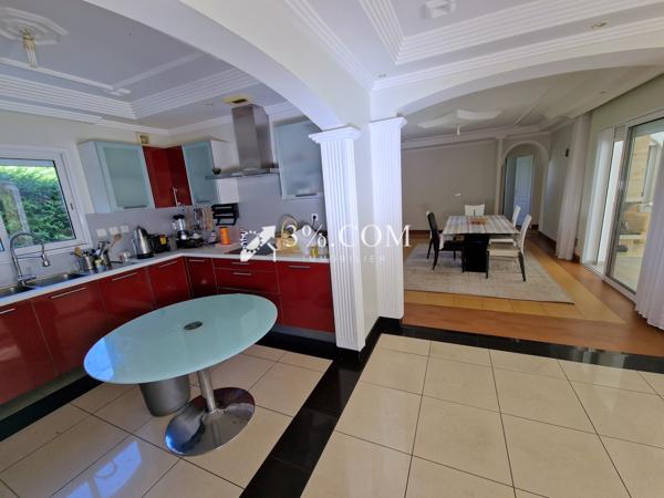 Villa 15 pièce(s) 11 chambre(s) 300 m²