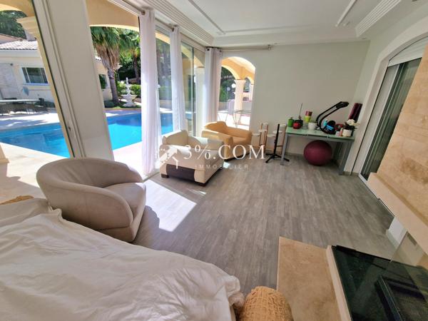 Villa 15 pièce(s) 11 chambre(s) 300 m²