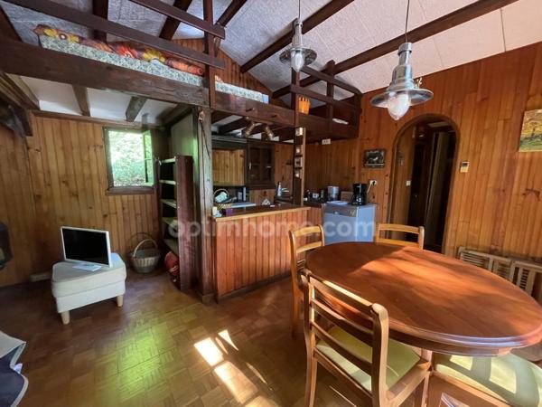 un chalet au bord de l'eau