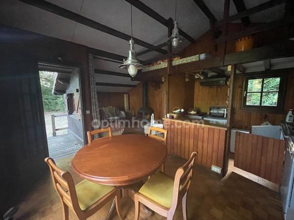 un chalet au bord de l'eau