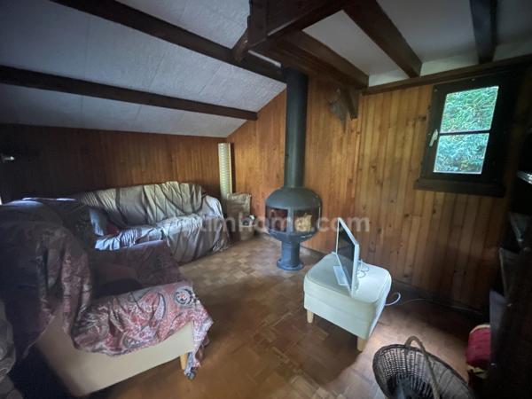 un chalet au bord de l'eau