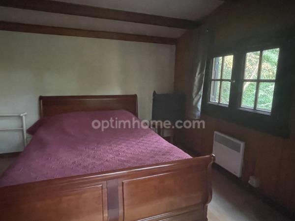 un chalet au bord de l'eau