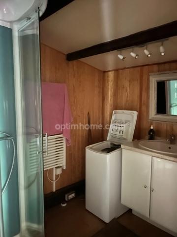 un chalet au bord de l'eau