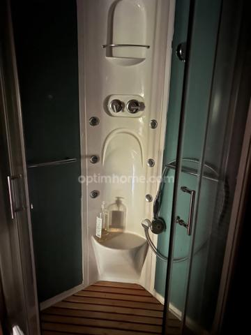 un chalet au bord de l'eau