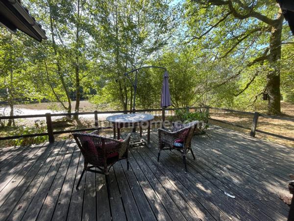 un chalet au bord de l'eau