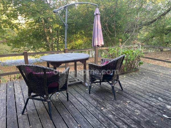 un chalet au bord de l'eau