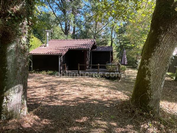 un chalet au bord de l'eau