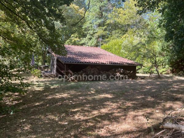 un chalet au bord de l'eau