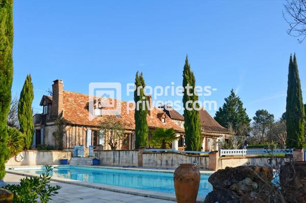Ensemble de charme, à colombages, environ 450m², dépendances, piscine proche de MONTPON (24700)