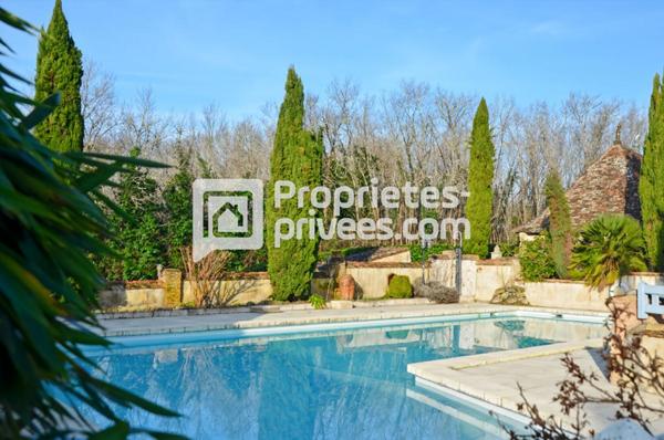 Ensemble de charme, à colombages, environ 450m², dépendances, piscine proche de MONTPON (24700)