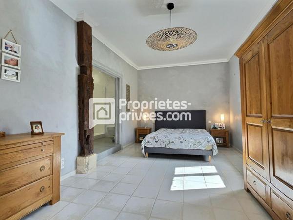 Ensemble de charme, à colombages, environ 450m², dépendances, piscine proche de MONTPON (24700)