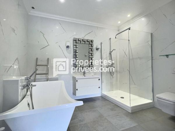 Ensemble de charme, à colombages, environ 450m², dépendances, piscine proche de MONTPON (24700)