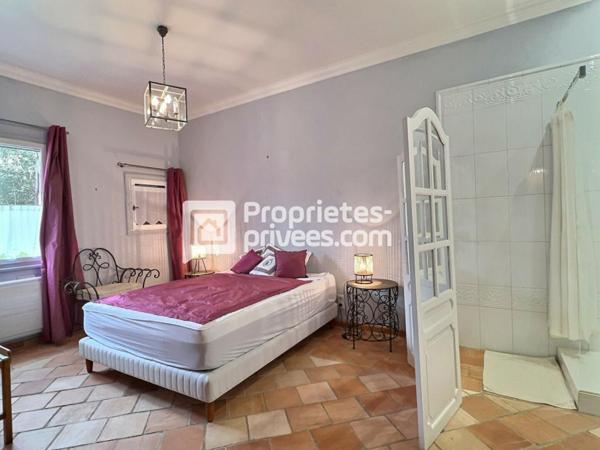 Ensemble de charme, à colombages, environ 450m², dépendances, piscine proche de MONTPON (24700)