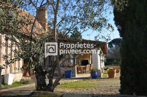 Ensemble de charme, à colombages, environ 450m², dépendances, piscine proche de MONTPON (24700)