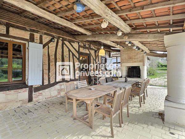 Ensemble de charme, à colombages, environ 450m², dépendances, piscine proche de MONTPON (24700)