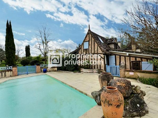 Ensemble de charme, à colombages, environ 450m², dépendances, piscine proche de MONTPON (24700)