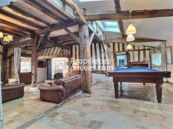 Ensemble de charme, à colombages, environ 450m², dépendances, piscine proche de MONTPON (24700)