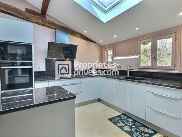 Ensemble de charme, à colombages, environ 450m², dépendances, piscine proche de MONTPON (24700)