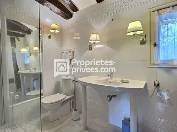 Ensemble de charme, à colombages, environ 450m², dépendances, piscine proche de MONTPON (24700)