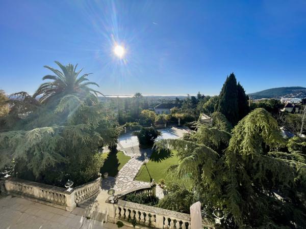 Hyères (83400) HYERES CENTRE VILLE - VILLA D'EXCEPTION AVEC VUE MER PANORAMIQUE