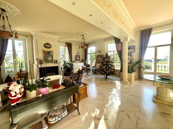 Hyères (83400) HYERES CENTRE VILLE - VILLA D'EXCEPTION AVEC VUE MER PANORAMIQUE