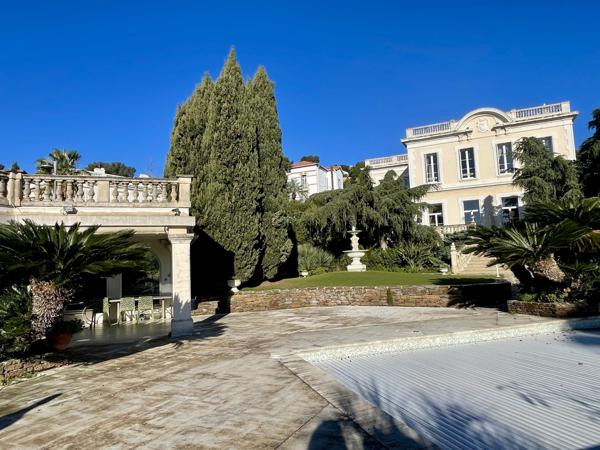 Hyères (83400) HYERES CENTRE VILLE - VILLA D'EXCEPTION AVEC VUE MER PANORAMIQUE