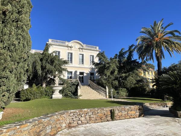 Hyères (83400) HYERES CENTRE VILLE - VILLA D'EXCEPTION AVEC VUE MER PANORAMIQUE