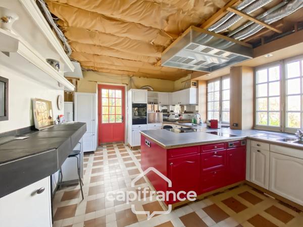 Propriété à vendre - Ancienne chapelle - 8 pièces CUISEAUX (71) sur 1.1 hectare de terrain.