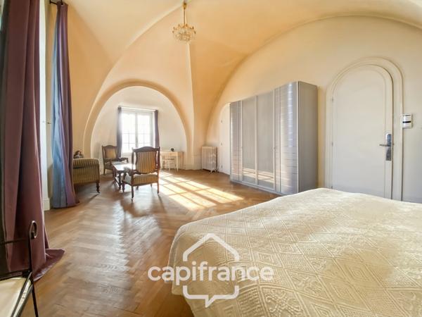 Propriété à vendre - Ancienne chapelle - 8 pièces CUISEAUX (71) sur 1.1 hectare de terrain.