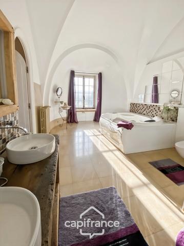 Propriété à vendre - Ancienne chapelle - 8 pièces CUISEAUX (71) sur 1.1 hectare de terrain.