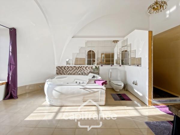 Propriété à vendre - Ancienne chapelle - 8 pièces CUISEAUX (71) sur 1.1 hectare de terrain.