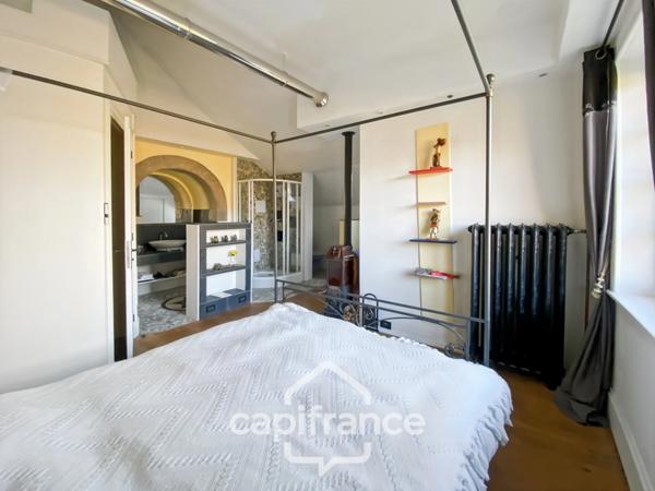 Propriété à vendre - Ancienne chapelle - 8 pièces CUISEAUX (71) sur 1.1 hectare de terrain.