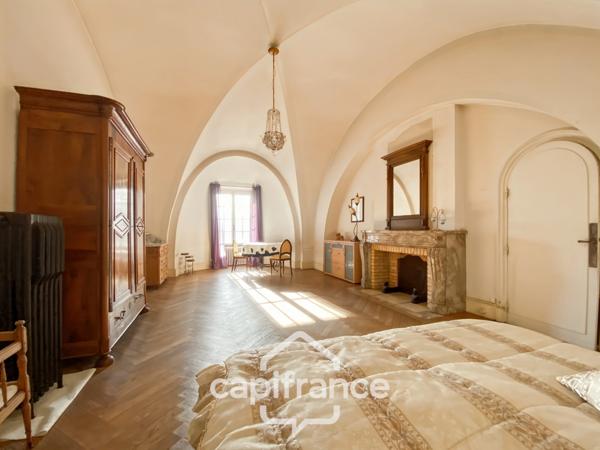 Propriété à vendre - Ancienne chapelle - 8 pièces CUISEAUX (71) sur 1.1 hectare de terrain.